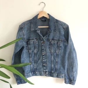  - Jättesnygg jeansjacka köpt på urban outfitters! Säljer eftersom den har blivit lite för liten. 