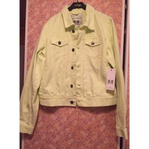  - Grön jacka (oanvänd) 100kr+(45frakt)