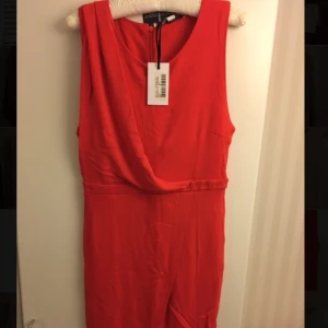  - Kort klänning från Nelly med slits längst ner. 