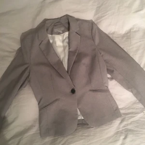  - Säljer min snygga kostym från HM. Använd sparsamt och storleken är Medium/38. Färg - Grå.  Frakt står köparen för.   Vid frågor, skriv gärna till mig på meddelanden!  