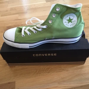  - Ljusgröna converse i strl 44 (10,1/2). Aldrig använda, kvar i kartongen. Säljes pga för små.   Fraktas, kan eventuellt mötas upp i Stockholm. Betalning med swisch, kontant eller till bankkonto.