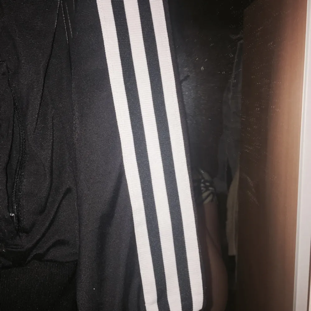 Den klassiska adidas koftan, seriöst knappt använd!  Nypris, 600:- Pris kan diskuteras vid snabb affär :). Hoodies.