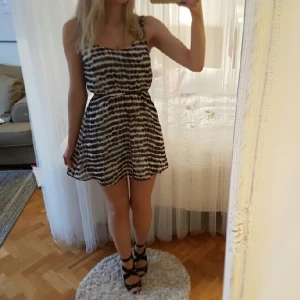  - Klänning från Forever 21 storlek S. Fint skick! Köparen står för frakten.