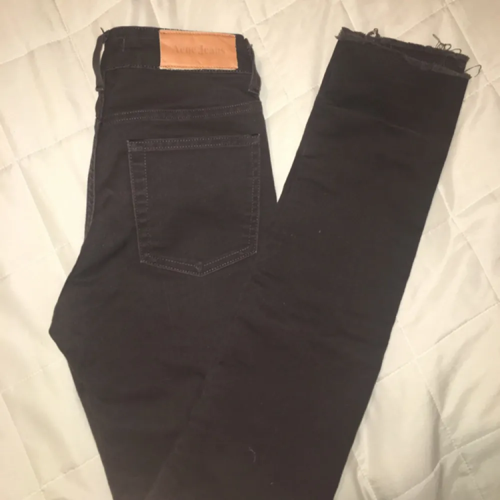 Mörkbruna jeans från Acne . Jeans & Byxor.