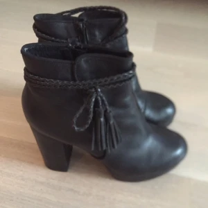  - Något slitna framtill (vid tån) annars fina! 