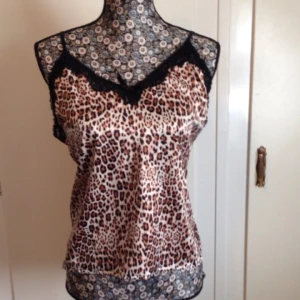  - Ursnygg topp från Gina! Prislapp kvar, inte ens provad.