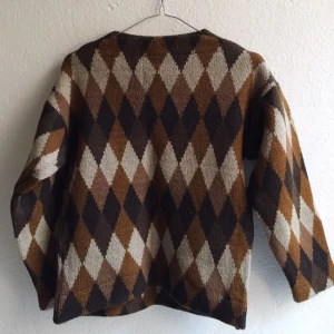  - Äkta iceland tröja, design: Hans Heitsch. 100% äkta fårull. Tröjan är i väldigt fint skick. Finns i centrala Stockholm! 