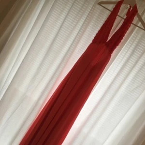  - Jättefin sommar-/balklänning i storlek M från Nelly.com. Halterneck och djup i ryggen.  Vid frågor var vänligen skriv ett meddelande! Köparen står för frakten.  Plagget skickas när pengarna är på kontot.  Tar emot swish!  