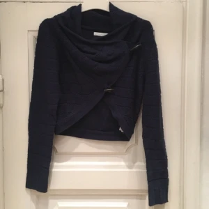  - Marinblå kofta i kortare modell från ONLY, i storlek M. Fint skick!