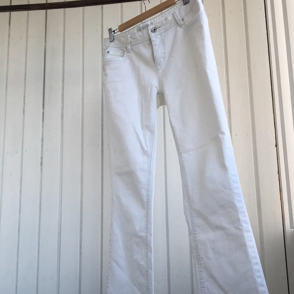 Skitsnygga lågmidjade vita jeans, som är lite utsvängda🖤🖤 tyvärr lite kortare än vad jag ville ha på mig som är 174cm lång. Lite 90s och y2k vibe💘💘 köpta second hand men i bra skick!!. Jeans & Byxor.