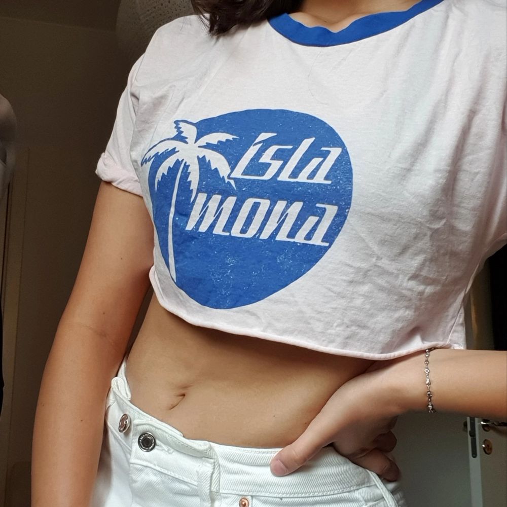 Säljer denna superfina rosa crop top🌸 Säljs pga att jag aldrig använder den. Köpt på pull and bear för 1,5 år sen för 250 kr. Färgen är babyrosa, men det syns inte så bra på bilderna. Storlek M. Tveka inte att höra av dig om du har frågor 💓 Möts i Uppsala eller så står köpare för frakt 🌸📦. T-shirts.