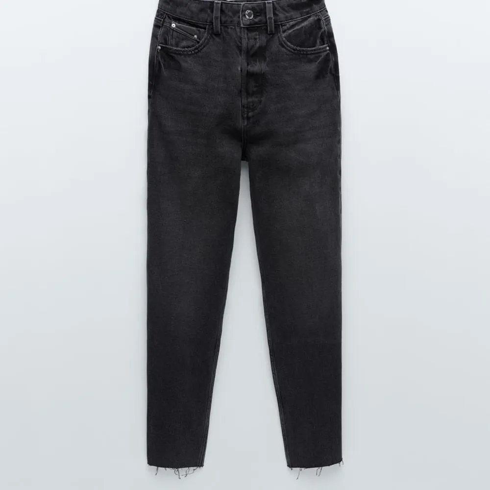 skit snygga svarta mom jeans från zara helt nya säljs då som inte har kommit till användning:/ köparen står för frakt. Jeans & Byxor.