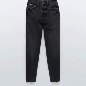 skit snygga svarta mom jeans från zara helt nya säljs då som inte har kommit till användning:/ köparen står för frakt