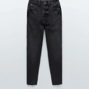 zara mom jeans - skit snygga svarta mom jeans från zara helt nya säljs då som inte har kommit till användning:/ köparen står för frakt