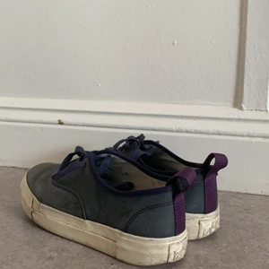 Eytys sneakers strl 38 - Säljer mina älskade eytys i syl 38 som är för små😭😭😭😭😭små slitningar i sidan men inget man tänker på!😄👍
