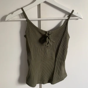 Grönt linne med snörning - Grönt linne med snörning från lager157. 