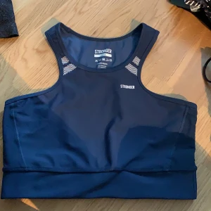 Stronger croptop  - Helt ny croptop från Stronger. Färg: atlantica