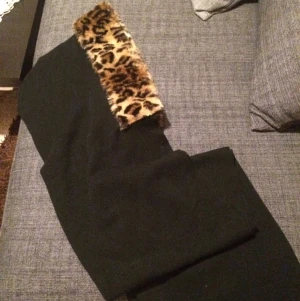  - En stor och mysig halsduk köpt hos Monki för två år sen. Använt ett par gånger. Lika fräsch fortfarande! Går även att använda som "luva". 
