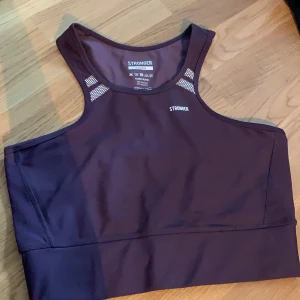 Stronger croptop  - Helt ny croptop i färgen nimbus. 