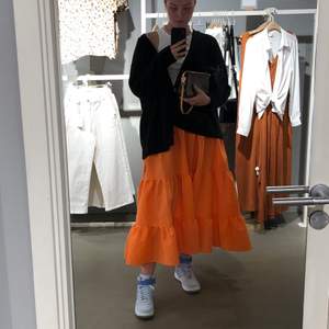 En orange kjol med ”volanger” från hm köpt nu i sommar, säljer den pga att jag inte fått tillräckligt med användning av den😊