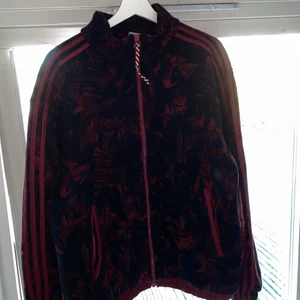 80-tals fleece - svinmysig vintage fleecejacka från adidas, 80tals mönster & även oversized