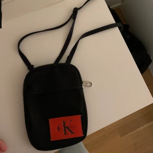 Väska  - Axelväska från Calvin Klein. Bra skick 