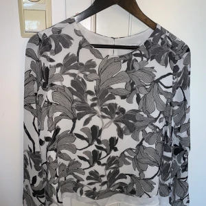 Blus från KappAhl i storlek 40 - En väldigt fin blus från KappAhl med fin passform. Väldigt fint material. En liten öppen slits där bak vid sista lagret. Aldrig använd så i väldigt fint skick