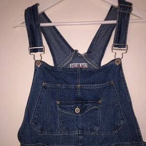 hängslebyxor - En par vintage hängsle byxor med vida raka ben , köpta på betonad retro i göteborg. Ytterst sällan använda. Sitter baggy på en som är i storlek M .   Kan mötas i Göteborg annars står köparen för frakt