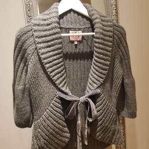 Fin tjock stickad kofta från Juicy Couture i 71% wool, 20% nylon, 9% alpaca med sammetsband. Köparen står för frakt! 