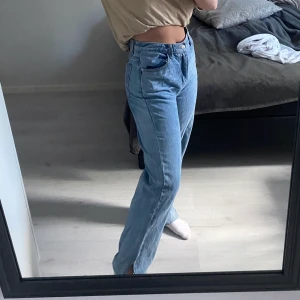 Supersnygga jeans med slits - Supersnygga jeans ifrån plt med en liten slits! Uppsydda så dom passar 162-165❤️ frakt tillkommer!