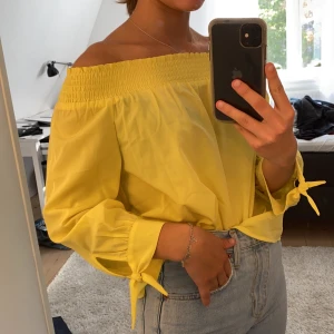 Gina tricot topp - Supersöt gul off shoulder topp från gina tricot. Använd en gång. Storlek 36. Köparen står för frakten, men kan mötas upp💓 