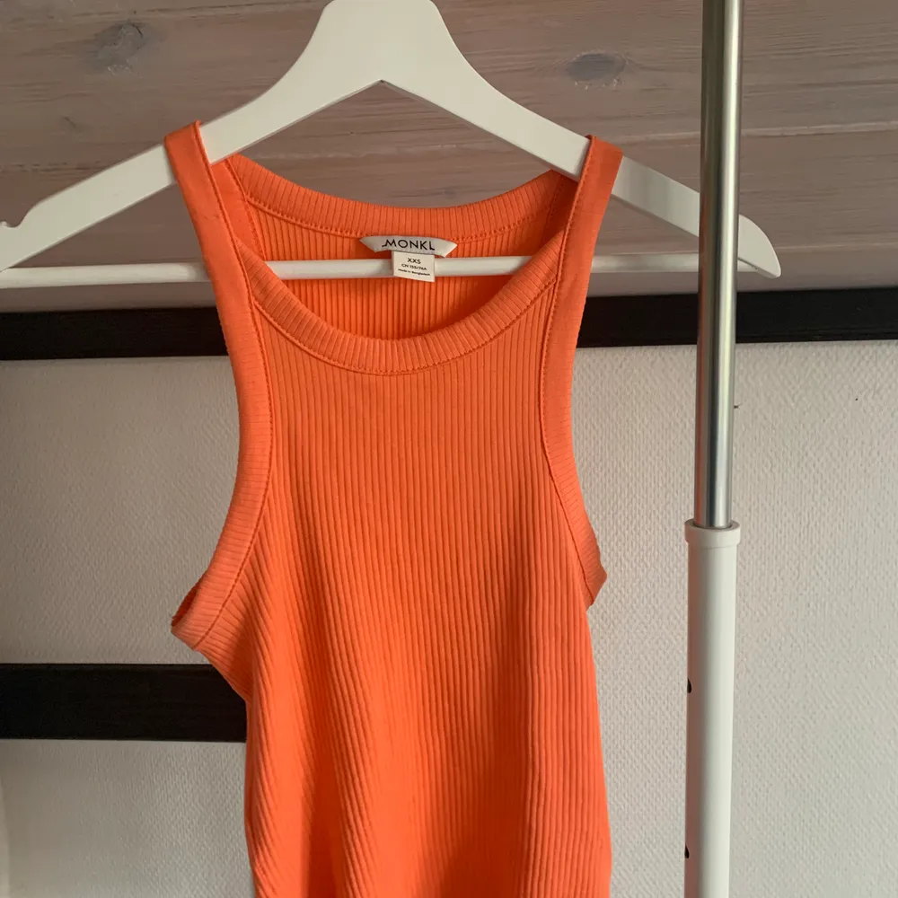 Oranget linne som ej kommer till användning. Det är i en simpel modern modell. Strl xxs men passar även upp till storlek s. Frakten är inkluderad i priset.. Toppar.