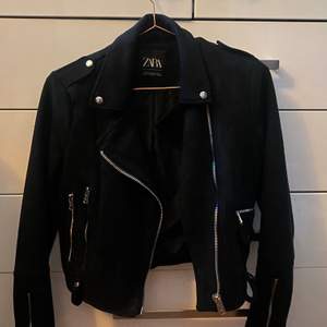 En svart jacka från Zara med silvriga detaljer. Helt oanvänd❤️