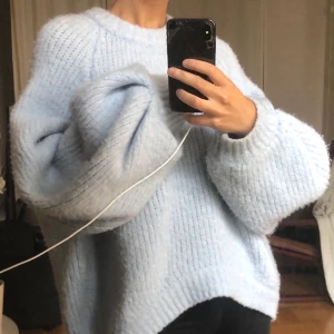 Rodebjer stickad tröja - Ljusblå stickad tröja från rodebjer, bara 6 månader gammal och använd ca 2 gånger. oversized modell med "puff" armar. nypris ca 2700, kom med bud💕💖