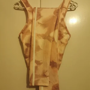 Träningsätt stl S & XS - Fint träningsätt stl S & SX ej använda bara provade, för smått för mig. 45kr för byxorna o 25kr för topp. 