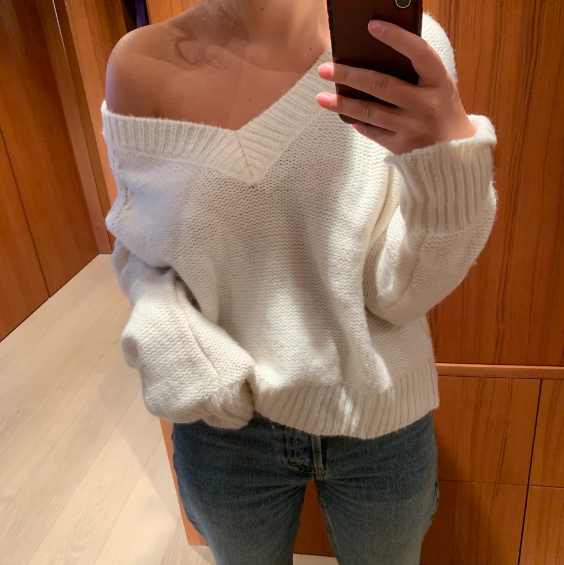 Stickad vit tröja