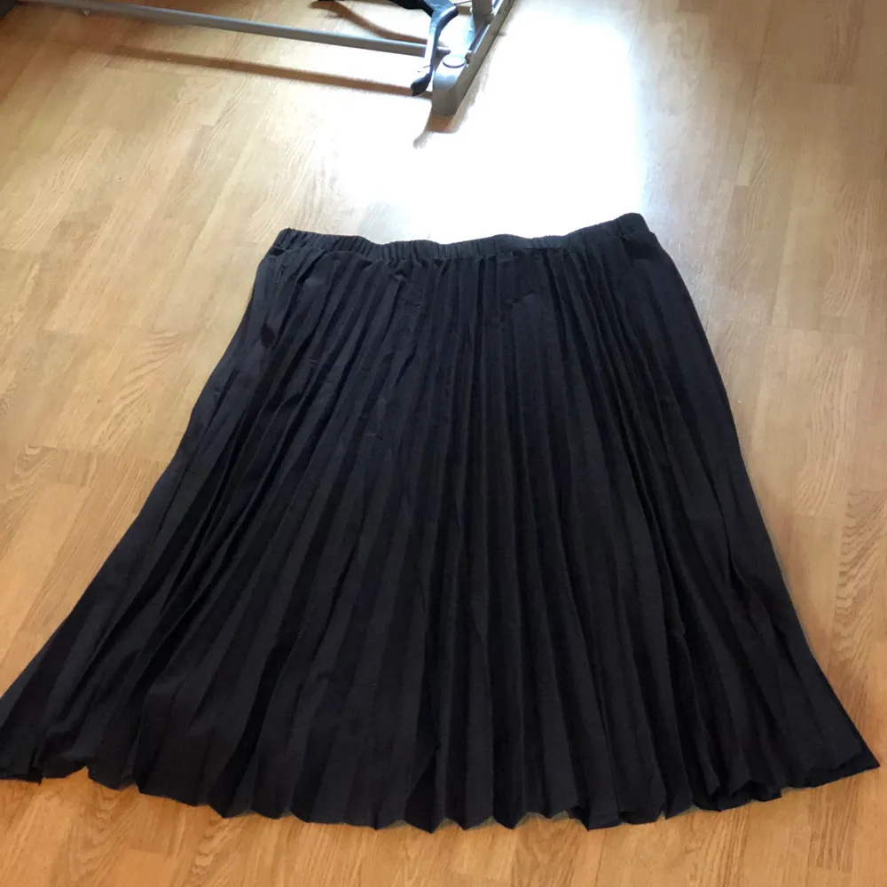 Lång kjol från SHEIN, aldrig använd, helt ny. Skickar gärna men köparen betalar frakt . Kjolar.