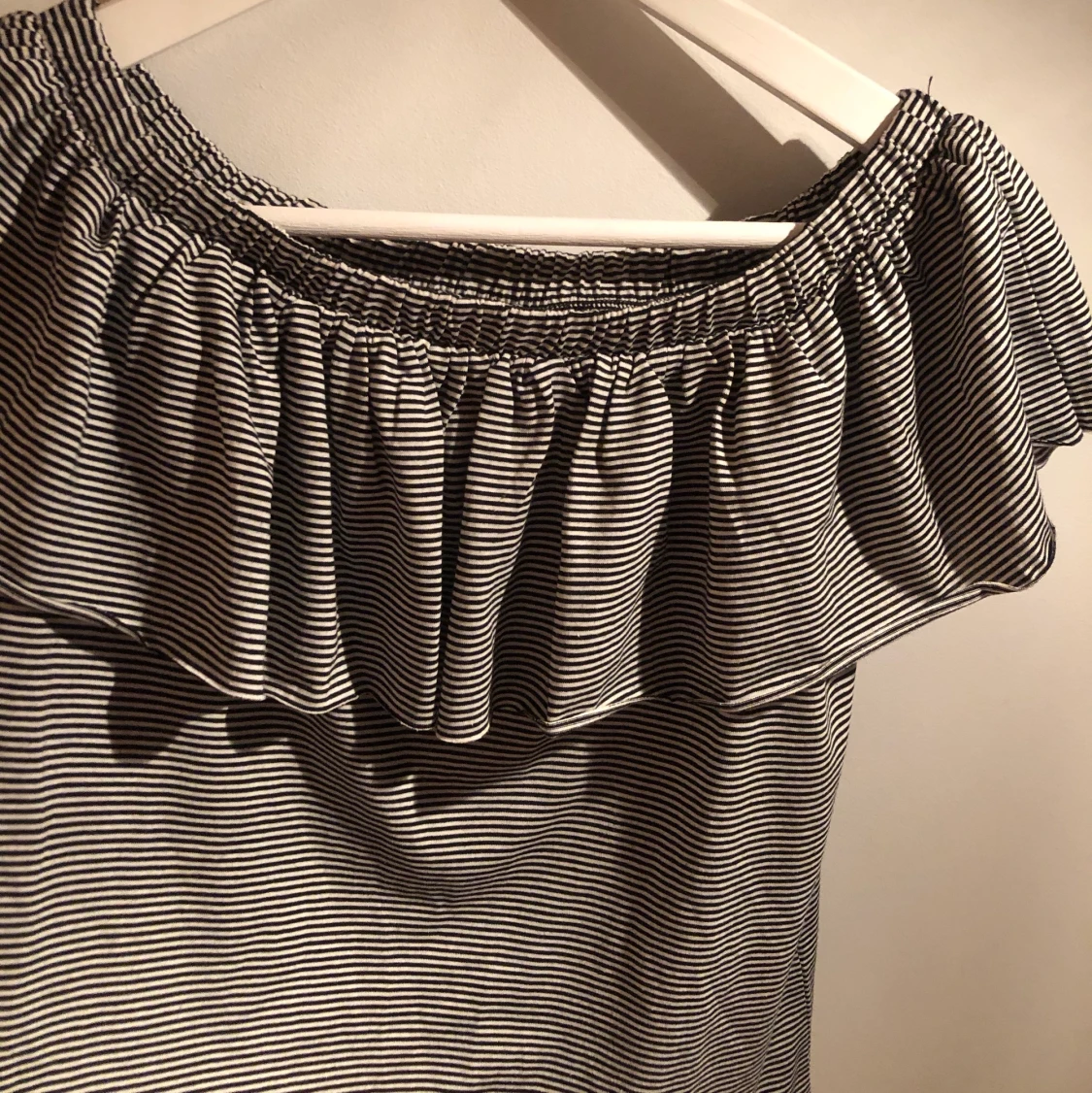 Randig offshoulder tröja  - 91