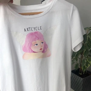 Kappahl t shirt med handmålat tryck - I bra skick, köparen står för frakt. Priset kan diskuteras i privat meddelande👍🏻💕💕💕✨✨