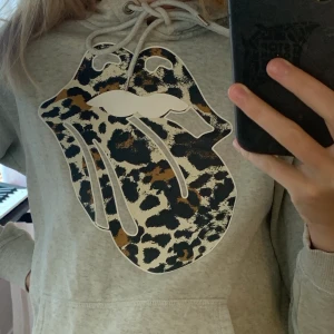 Rolling Stones Hoodie 🤟🏽 - Grå hoodie med H&M x Rolling Stones 🤟🏽🤟🏽 Säljer billigt Pga begagnat skick ( foundationfläck, se bild 3) ⚡️ Originalpris ca 249kr, säljer för 39kr + frakt❤️❤️❤️