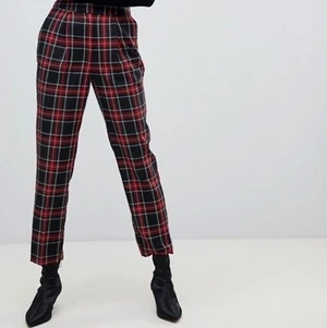 röda rutiga byxor - snygga röda rutiga byxor. köpta på bershka. säljer eftersom de inte passar min stil längre. frakt tillkommer💕