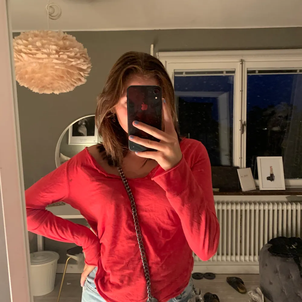 Röd långärmad tröja från zadig köpt i zadig butiken inne i stan😝kan mötas up i Stockholm samt frakta. Tröjor & Koftor.