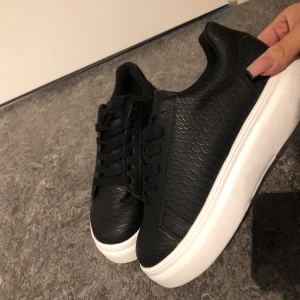 Svarta sneakers - Superfina svarta sneakers med ormimitation och vit sula✨ Storlek 38 men passar 37 också! OBS- HELT OANVÄNDA