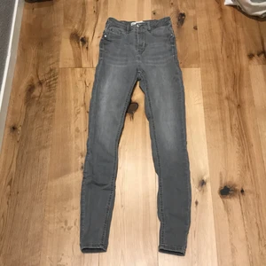 Gina tricot - Grå skinny jeans från Gina tricot , storlek: s.
