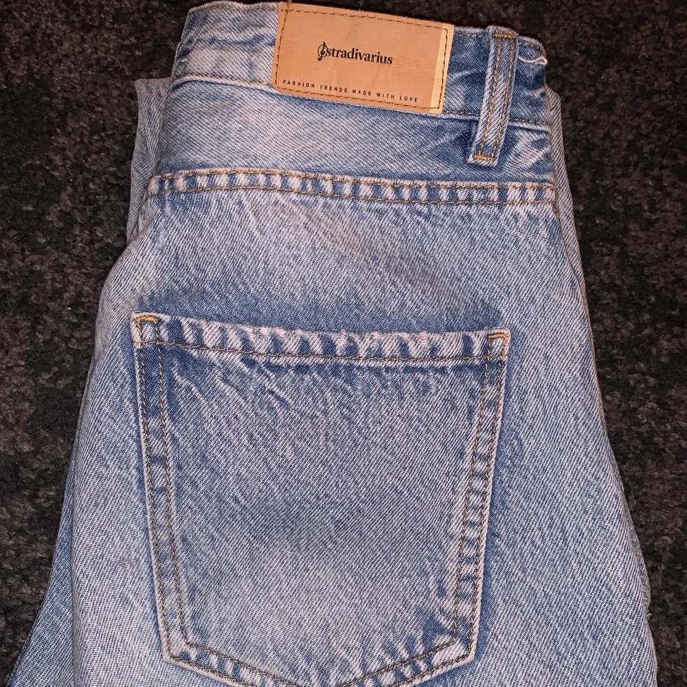 Ljusa, Mom fit jeans ifrån stradivarius, köpta förra året, sällan använda. Bra skick!! Köpta för 400kr ✨. Jeans & Byxor.