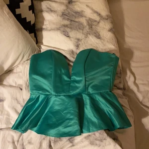 Tröja från oneness storlek: xs - Jätte fin tröja i jätte fint material som jag köpte för ganska längesedan men som inte kommit till användning alls. Nu är det försent eftersom den har blivit för liten. 