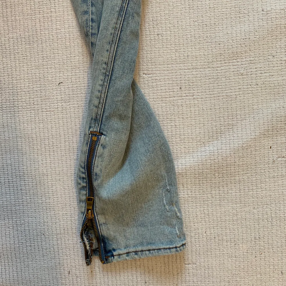 Snygga nästan oanvända jeans H&M med lite slitningar och dragkedja vid fötterna på båda, Riktigt snygga detaljer⚡️. Farkut & Housut.