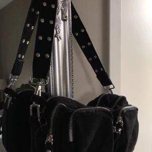 SVART VÄSKA  - Säljer min fina väska från GINATRICOT pgv att jag aldrig anväder den. Har använt den Max 5 ggr så den är som en helt ny. Köpte den för 359kr. FRAKT: 40KR                                              BUDA PÅ!!!