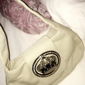 baguetteVäska, juicy couture  - En snygg juicy couture väska, Andvänt få gånger. Några diamanter saknas, buda❤️ 