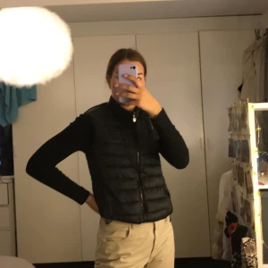 Dunväst - Basic svart dunväst i fint skick, köpt i Grekland så vet ej märket. Storlek S. Frakt tillkommer